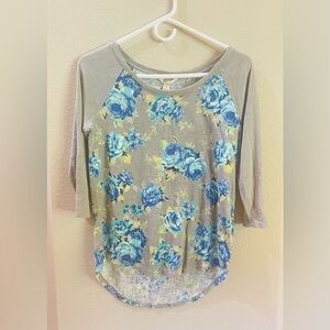 Arizona women’s blue rose floral top high low, 3/4” sleeve gray size medium